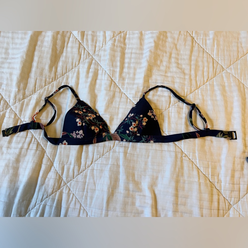 NWOT Triagl bikini top